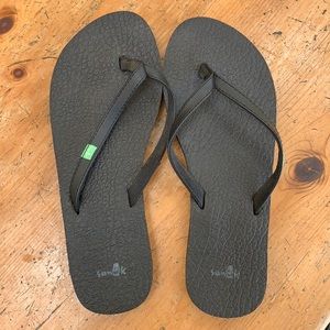 Danika black flip flops